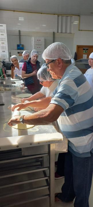 Foto 5 de 6 — Idosos do lar Otoniel de Camargo fazem e comem pizzas para comerar ação solidária